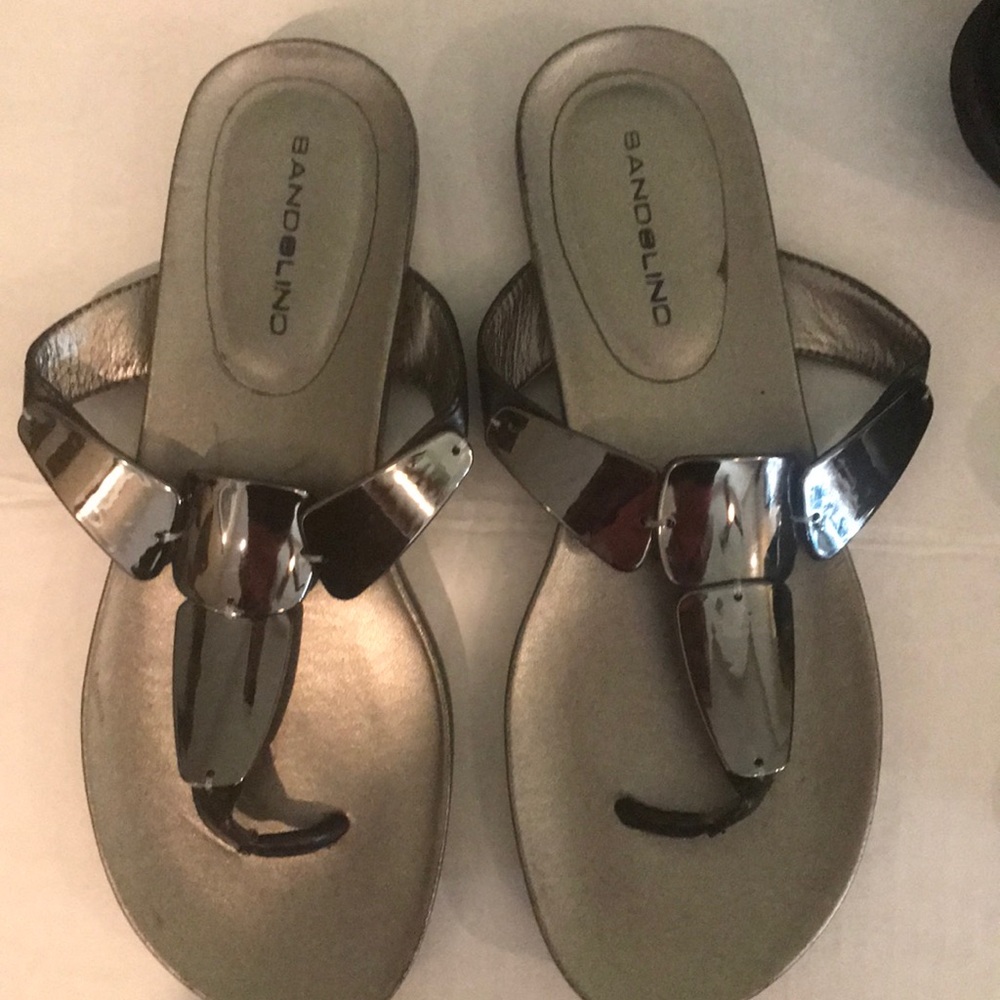 Bandolino Sandals Sulver Thong - Sz 7